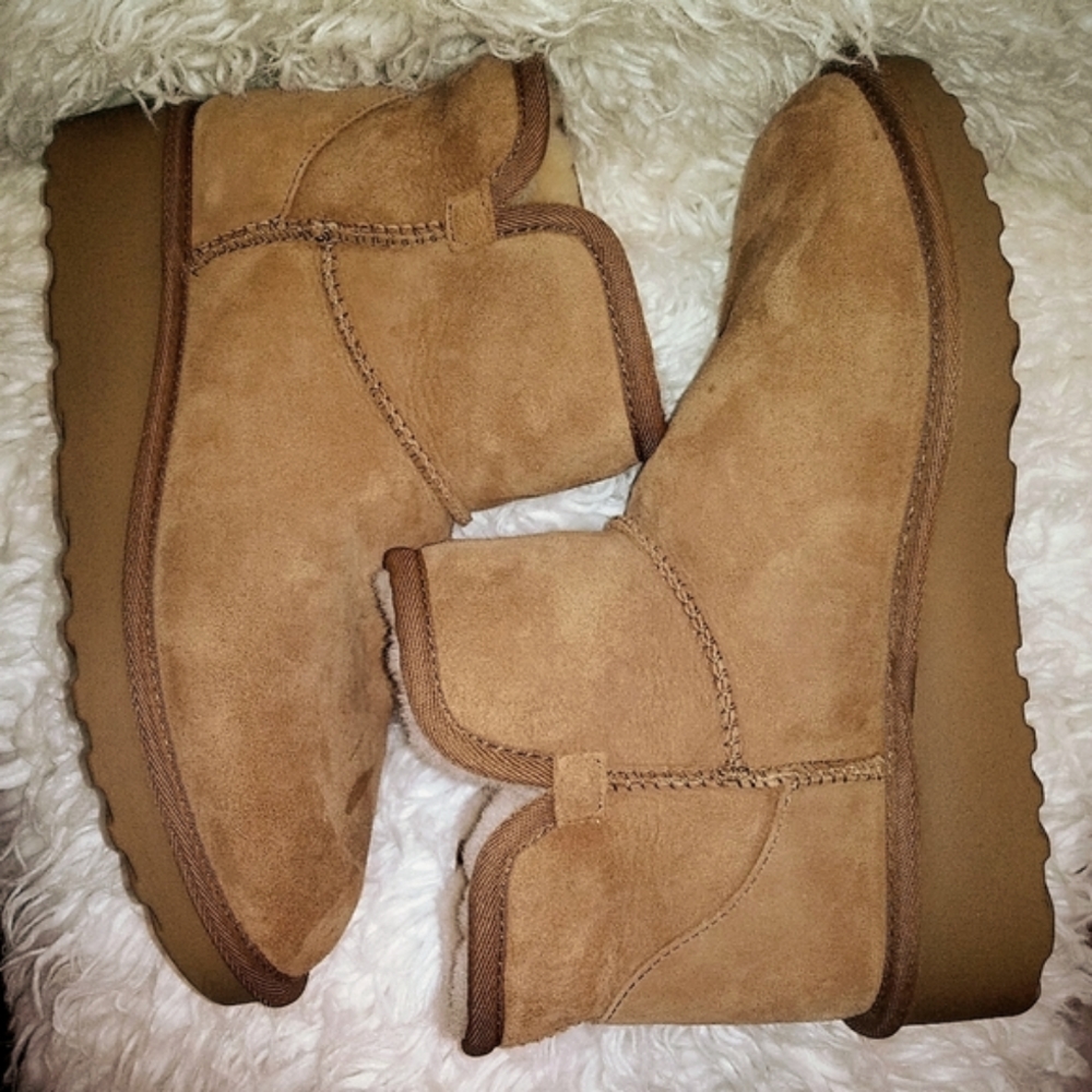 Sheepskin Lined Suede Boots... Super warm size 8 honey Tan NIB